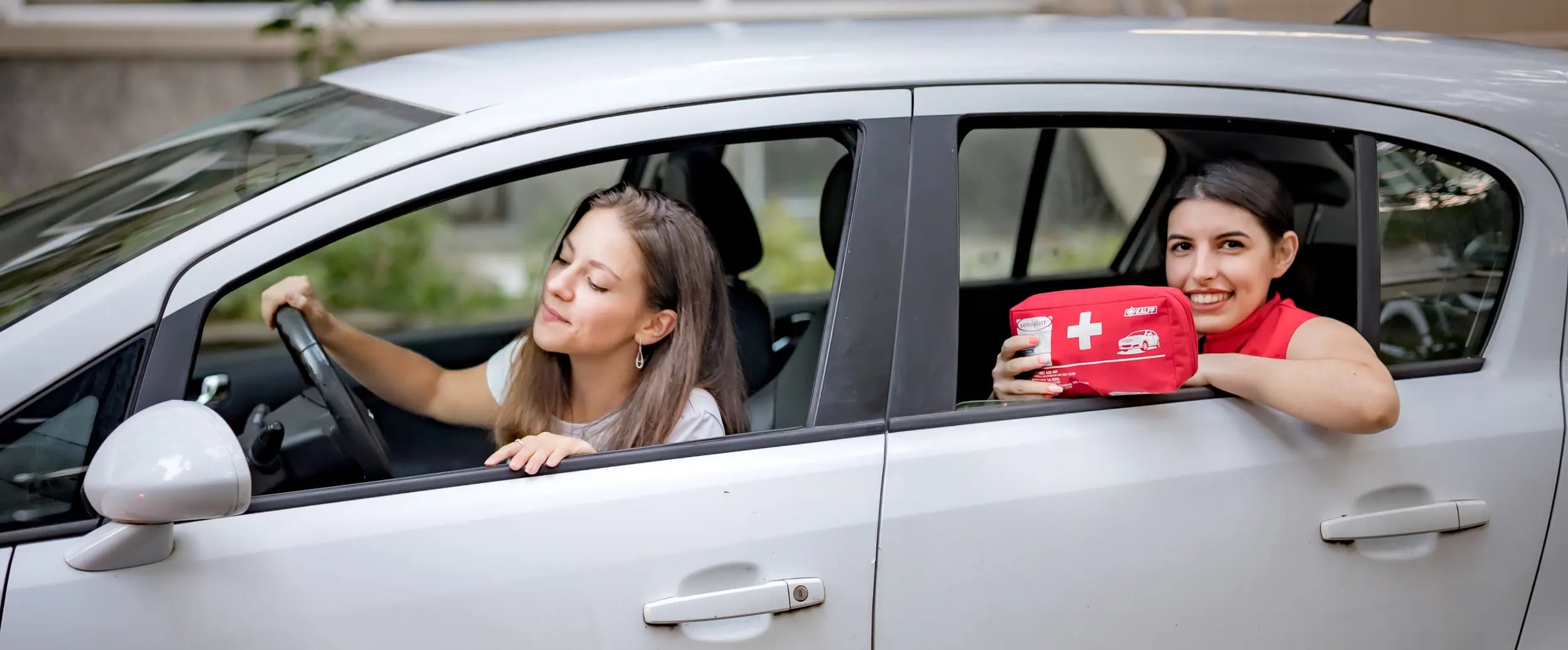 Jugendliche im Auto lernen Erste Hilfe – Erste-Hilfe-Kurs bei StudiAid